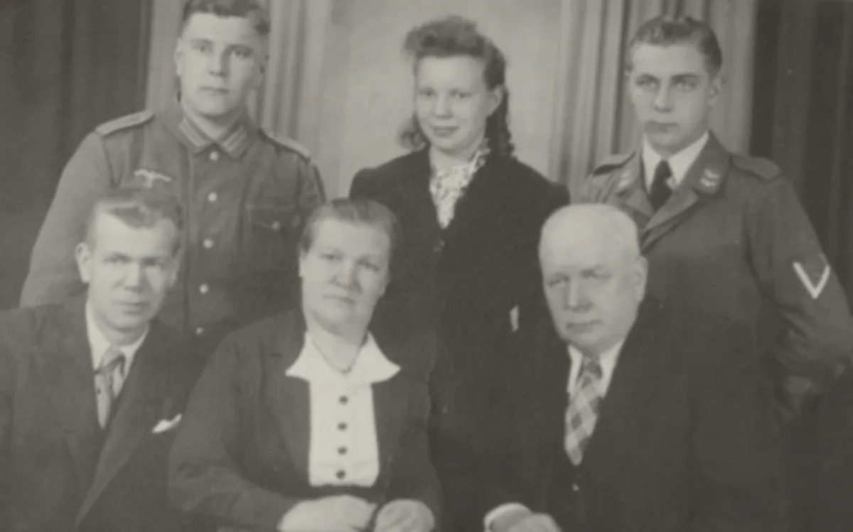 Historisches Familienfoto der Gründerfamilie Lippert, sechs Personen in Anzug und Uniform